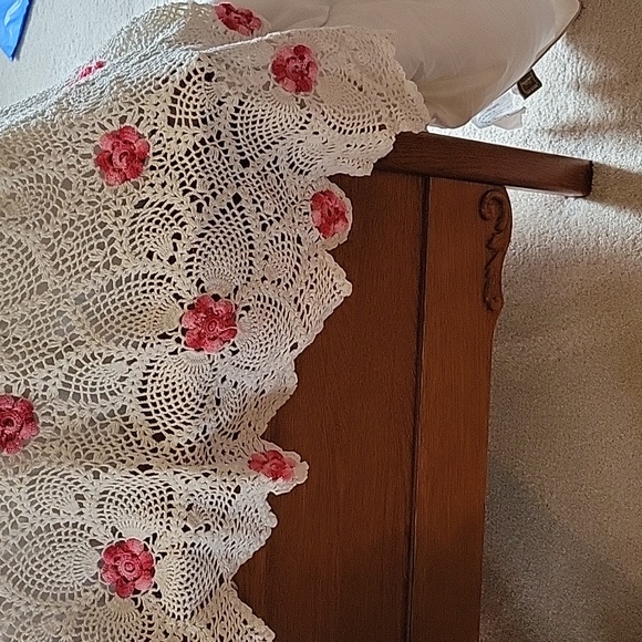 Crotchet Bedspread with Flower Detail. Brand New. Never Used - Picture 5 of 6